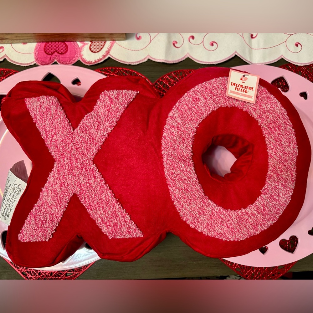 XO Throw Pillow in red with pink, New with Tags